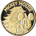 大阪城とミッキーマウスの金色メダル