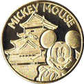 松本城とミッキーマウスの金色メダル