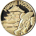 松本城とミニーマウスの金色メダル