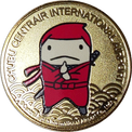 中部国際空港セントレア オリジナルキャラクター「なぞの旅人フー」と「サムライ×NINJA空港プロジェクト」のコラボ「フー忍者」の金色メダル