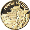 姫路城とミニーマウスの金色メダル