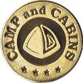 キャンプ・アンド・キャビンズロゴの金色メダル